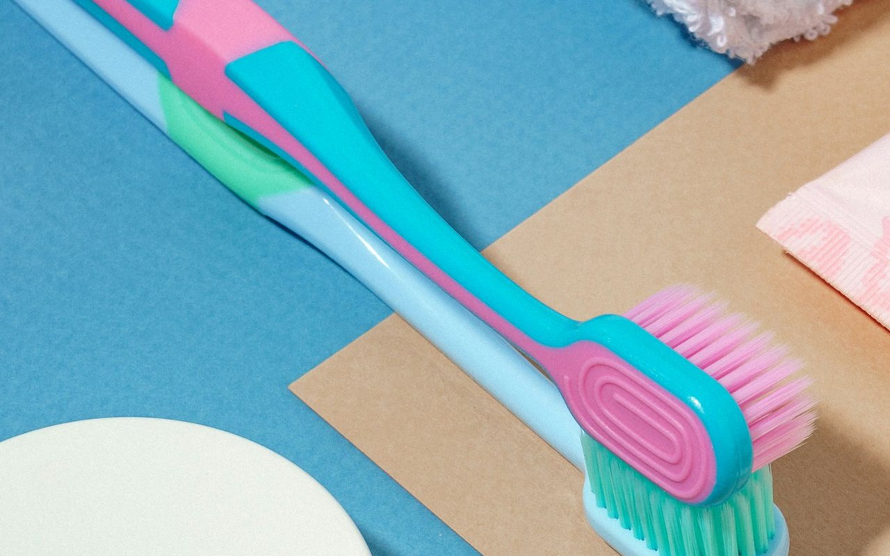 A toothbrush, soap dish and towel, examples of hygiene items (illustrative photo).