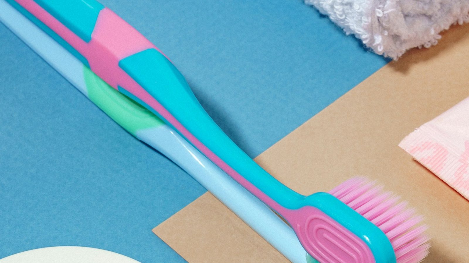 A toothbrush, soap dish and towel, examples of hygiene items (illustrative photo).